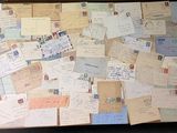 une valise remplie de lettres et de cartes postales posée sur une table