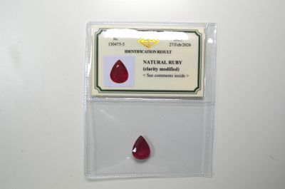Un rubis, facetté poire, d'un poids de 19,52 cts, avec son c…
