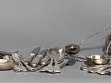 un grand nombre d'objets en argent posés sur une table