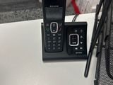 deux téléphones portables posés l'un à côté de l'autre sur une table