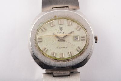 une montre-bracelet en argent avec des chiffres romains