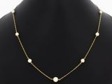 un collier en or orné de perles autour du cou d'un mannequin