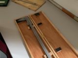 une table sur laquelle sont posés un couteau et une paire de baguettes