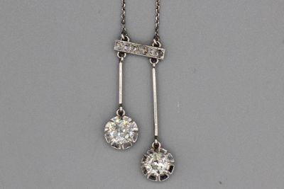 Collerette en or ornée de pampilles serties de diamants.