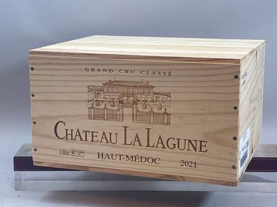une boîte en bois sur laquelle figure l'image d'un bâtiment