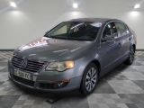 une photo d'une Volkswagen Passat argentée garée dans un garage