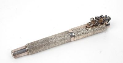 un stylo posé sur une table