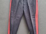une photo d'un pantalon suspendu à un cintre