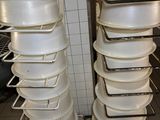 beaucoup de vaisselle empilée sur un égouttoir dans la cuisine