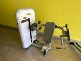 une machine posée sur le sol à côté d'un mur
