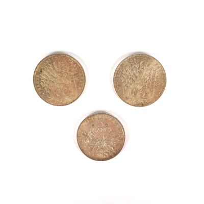 trois types de pièces différents posés sur une surface blanche