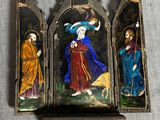 trois tableaux accrochés au mur d'une église