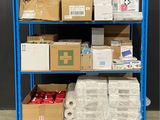 de nombreuses boîtes et colis posés sur une étagère bleue dans un entrepôt