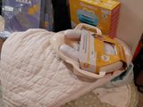 un lit de bébé dans un coin de la pièce