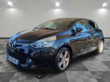 la photo d'une voiture bleue garée dans un garage