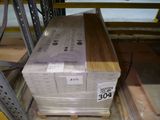 une pile de boîtes sur une palette dans un entrepôt