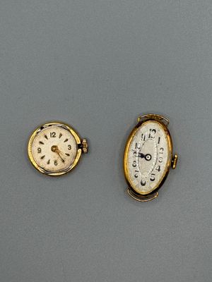 une photo montrant deux montres posées sur une table