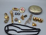 beaucoup de bijoux posés sur la table