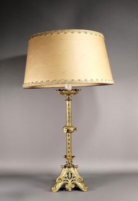 une lampe de table ancienne en laiton, surmontée d'un abat-jour beige