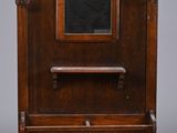 une vieille armoire en bois surmontée d'un miroir