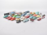 un grand nombre de voitures-jouets sur une surface blanche