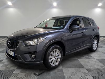 le mazda cx - 5 est garé sur un sol en damier