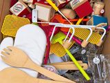 une boîte en carton remplie de jouets et d'ustensiles de cuisine