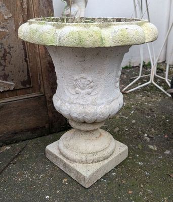 Vase Médicis En pierre reconstituée à décor de palmettes - Photo 1