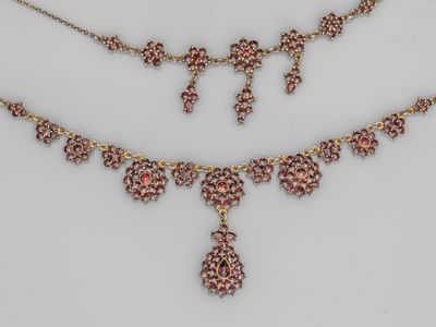 un gros plan sur un collier et une paire de boucles d'oreilles