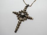 Gros plan sur un collier orné d'une croix