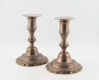 paire de chandeliers anciens en laiton sur fond blanc