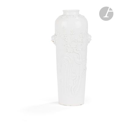 un vase blanc orné d'un motif sur fond blanc