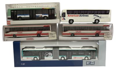 quatre maquettes de bus sont empilées les unes sur les autres dans des boîtes
