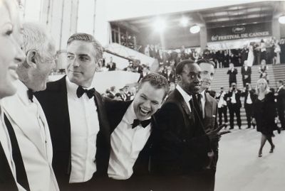 photographie en noir et blanc d'un groupe d'hommes en smoking lors d'un événement officiel