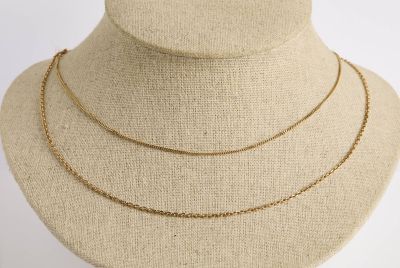 gros plan d'un collier sur un mannequin mannequin