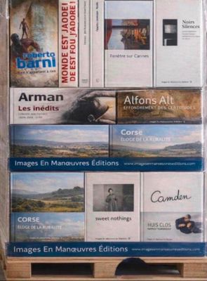 une palette sur laquelle se trouvent tout un tas de livres