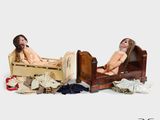 deux poupées assises ensemble dans un lit