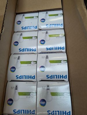 plusieurs boîtes de savon Saniti empilées les unes sur les autres