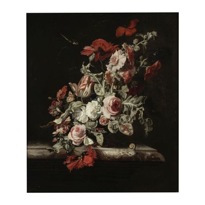 une peinture représentant des fleurs dans un vase posé sur un rebord, réalisée par [nom de l'artiste]