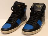 baskets montantes noires et bleues sur un fond blanc