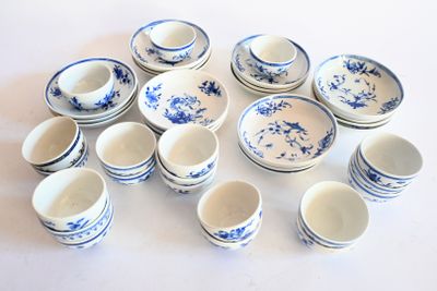 beaucoup de tasses et soucoupes bleues et blanches posées sur une table
