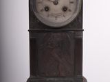 une petite horloge posée sur une table