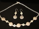 gros plan d'un collier et de boucles d'oreilles sur une table