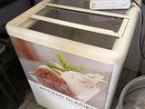un réfrigérateur sur lequel est accrochée une affiche, dans une cuisine