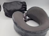deux oreillers et un sac posés sur une table blanche