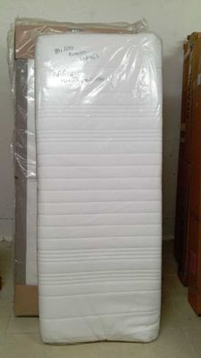 un matelas posé à même le sol dans la chambre