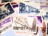 Plusieurs vieilles cartes postales, de types et de tailles variés, sont posées sur une table
