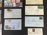 plusieurs types de timbres sont présentés sur une surface noire