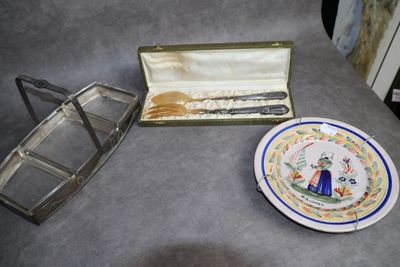 une assiette sur laquelle se trouvent un couteau et une cuillère