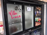 un distributeur automatique sur lequel sont empilées de nombreuses bouteilles
